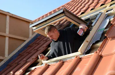 Pose de fenêtre de toit et velux par un couvreur à Arveyres